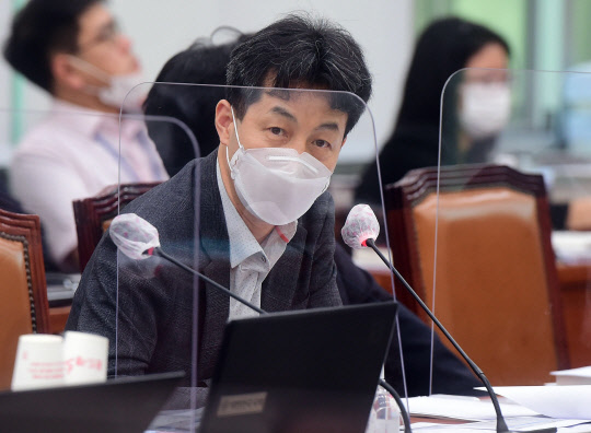 윤건영 더불어민주당 의원이 8일 국회에서 열린 외교통일위원회의 통일부 등에 대한 국정감사에서 질의하고 있다.  연합뉴스